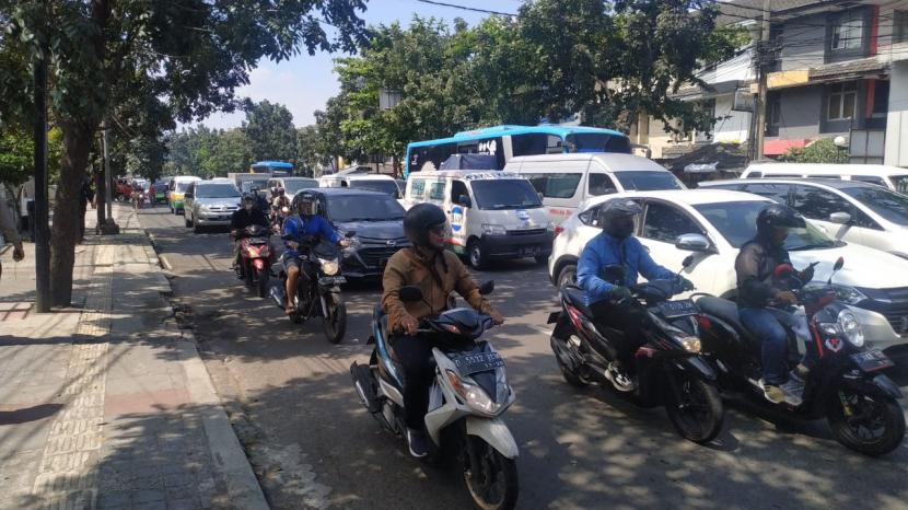 Satlantas Polrestabes Bandung akan melakukan rekayasa lalu lintas di Jalan Jakarta akibat adanya pembangunan Flyover yang menyebabkan kepadatan kendaraan, Senin (20/7). 
