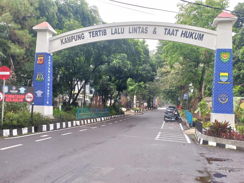 Satlantas Polrestabes Bandung mengumumkan arus lalu lintas kendaraan di Jalan Sultan Agung diuji coba menjadi satu arah dari yang sebelumnya dua arah, Senin (12/9/2022). Kendaraan yang datang dari Jalan Ir H Djuanda dan hendak menuju Jalan Sultan Agung kini dilarang.