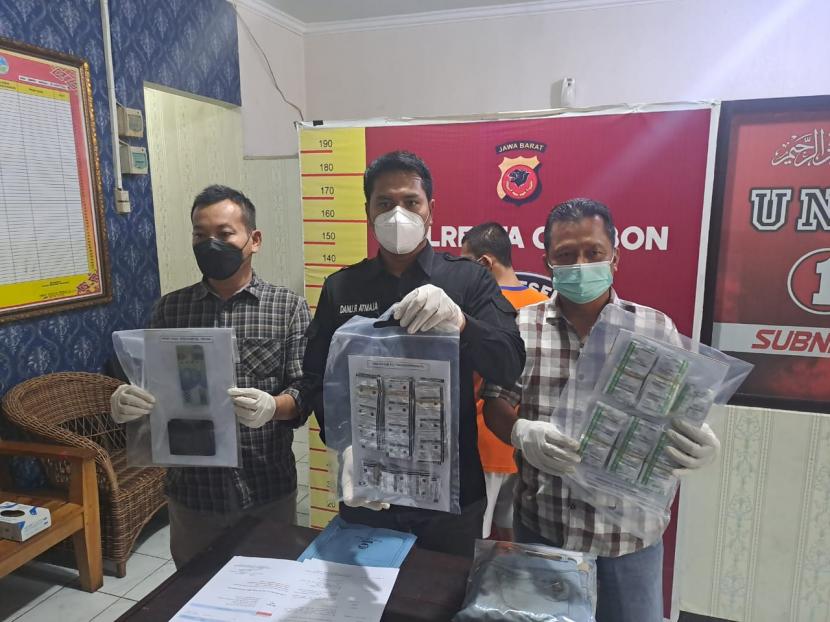 Satnarkoba Polresta Cirebon menangkap pengedar obat keras terbatas.