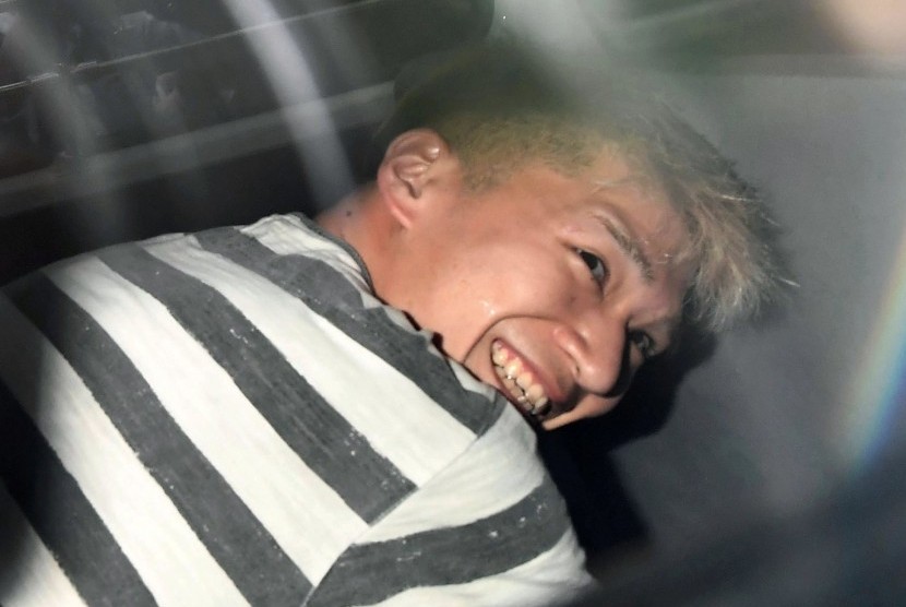 Satoshi Uematsu, pria yang diduga melakukan penikaman di fasilitas difabel Jepang tampak dimasukkan dalam mobil polisi di Kantor Polisi Tsukui di Sagamihara, Prefektur Kanagawa.
