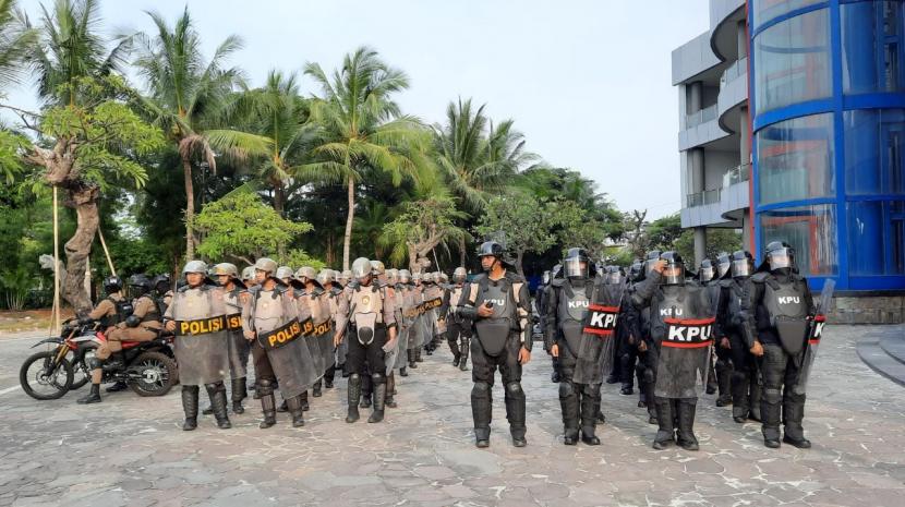 Satpam dan pasukan pengamanan dalam (pamdal) KPU berbaris dalam simulasi menjaga keamanan menjelang Pemilu 2024 di Ancol, Jakarta Utara, Jumat (2/12/2023). 