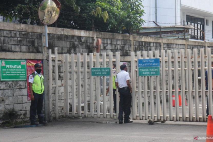 Satpam menjaga ketat pintu gerbang pabrik rokok PT HM Sampoerna di kawasan Rungkut, Kota Surabaya.