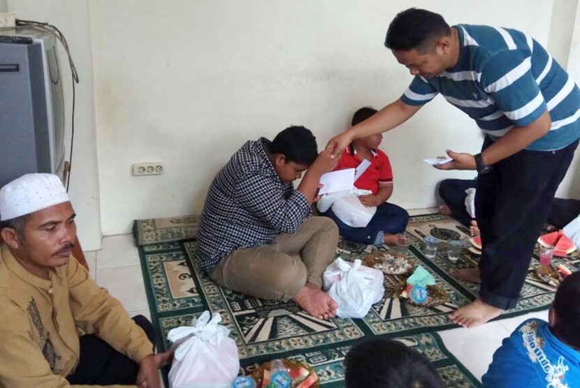 Satpam UIN Ar-Raniry Banda Aceh menyantuni yatim.