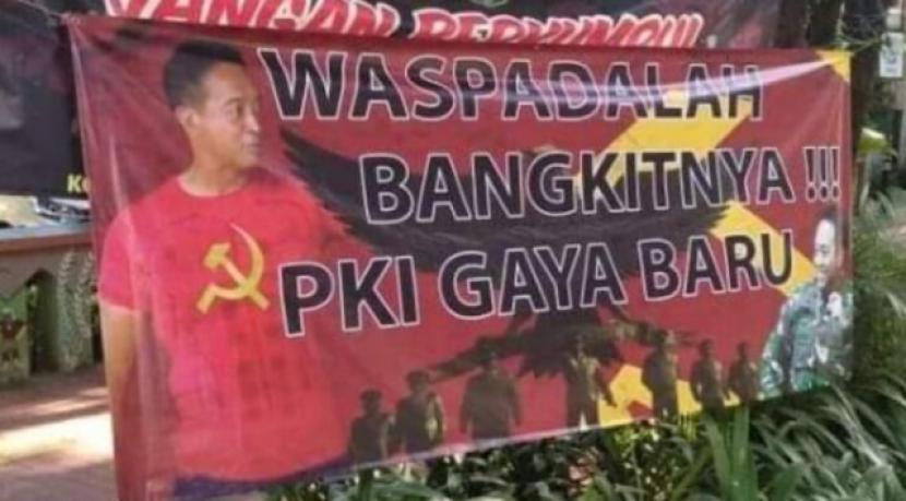 Satpol PP dan Koramil Menteng mencopot spanduk di Jalan RP Soeroso, Kecamatan Menteng, Jakarta Pusat, Senin (4/4/2022).