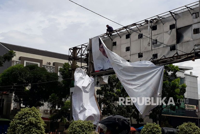 Satpol PP dan Panwaslu kota bandung menertibkan Alat Peraga Kampaye (APK) tidak berizin di Jalan Pelajar Pejuang Kota Bandung, Kamis (22/3). 