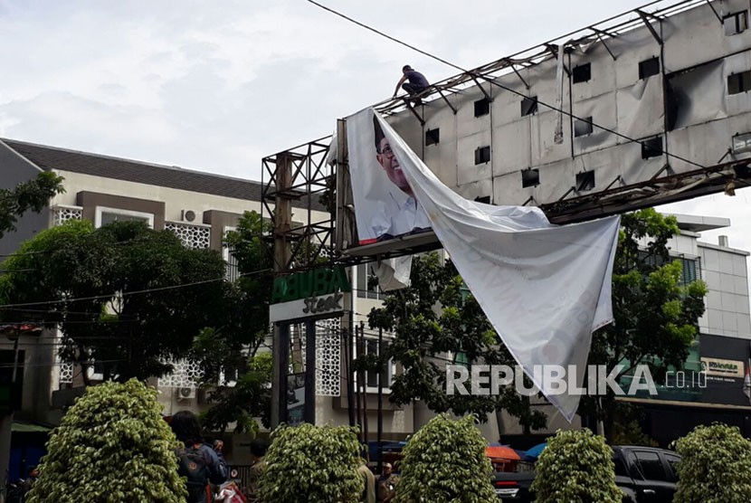 Satpol pp dan panwaslu kota bandung menertibkan APK tidak berizin di Jalan Pelajar Pejuang Kota Bandung, Kamis (22/3). 