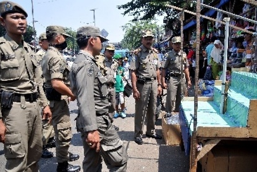 Satpol PP (ilustrasi) Satuan Polisi Pamong Praja (Satpol PP) Jakarta Timur mengadakan kegiatan bersih-bersih masjid dalam rangka menyambut bulan Ramadhan, salah satunya di Masjid Raya Al-Kusuf, Pasar Rebo.