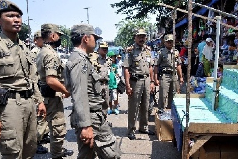 Satpol PP (ilustrasi) Satuan Polisi Pamong Praja (Satpol PP) Jakarta Barat menyatakan siap mendampingi para perempuan dan anak yang menjadi korban kekerasan dalam rumah tangga (KDRT). 