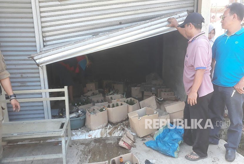 Satpol PP Kabupaten Bandung bersama Polsek Cicalengka dan masyarakat setempat menggerebek gudang dan kios penyimpanan botol bekas miras di Cicalengka, Selasa (10/4).