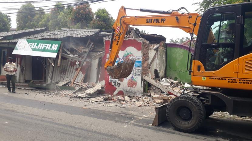 Satpol PP Kabupaten Bogor membongkar bangunan.