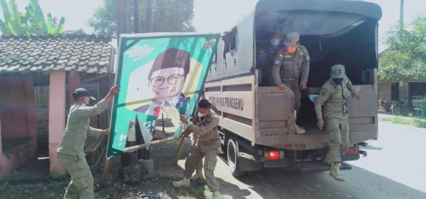 Satpol PP Kabupaten Pringsewu tertibkan banner dan baliho yang menggangu ketertiban masyarakat, Rabu (15/6). 