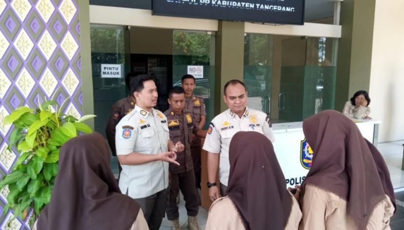 Satpol PP Kabupaten Tangerang menciduk belasan siswa yang kedapatan bolos saat jam sekolah.