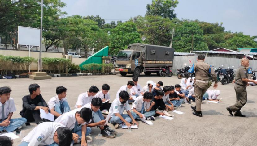 Satpol PP Kabupaten Tangerang merazia para pelajar yang kedapatan bolos sekolah.