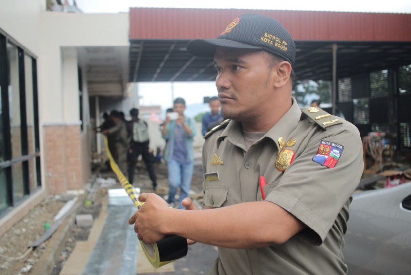 Satpol PP Kota Bogor menyegel restoran cepat saji Burger King yang berada di Jalan Lodaya, Babakan, Bogor Tengah, Rabu (20/12).