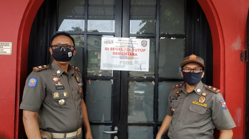 Satpol PP Kota Bogor menyegel salah satu tempat hiburan malam. (Ilustrasi)