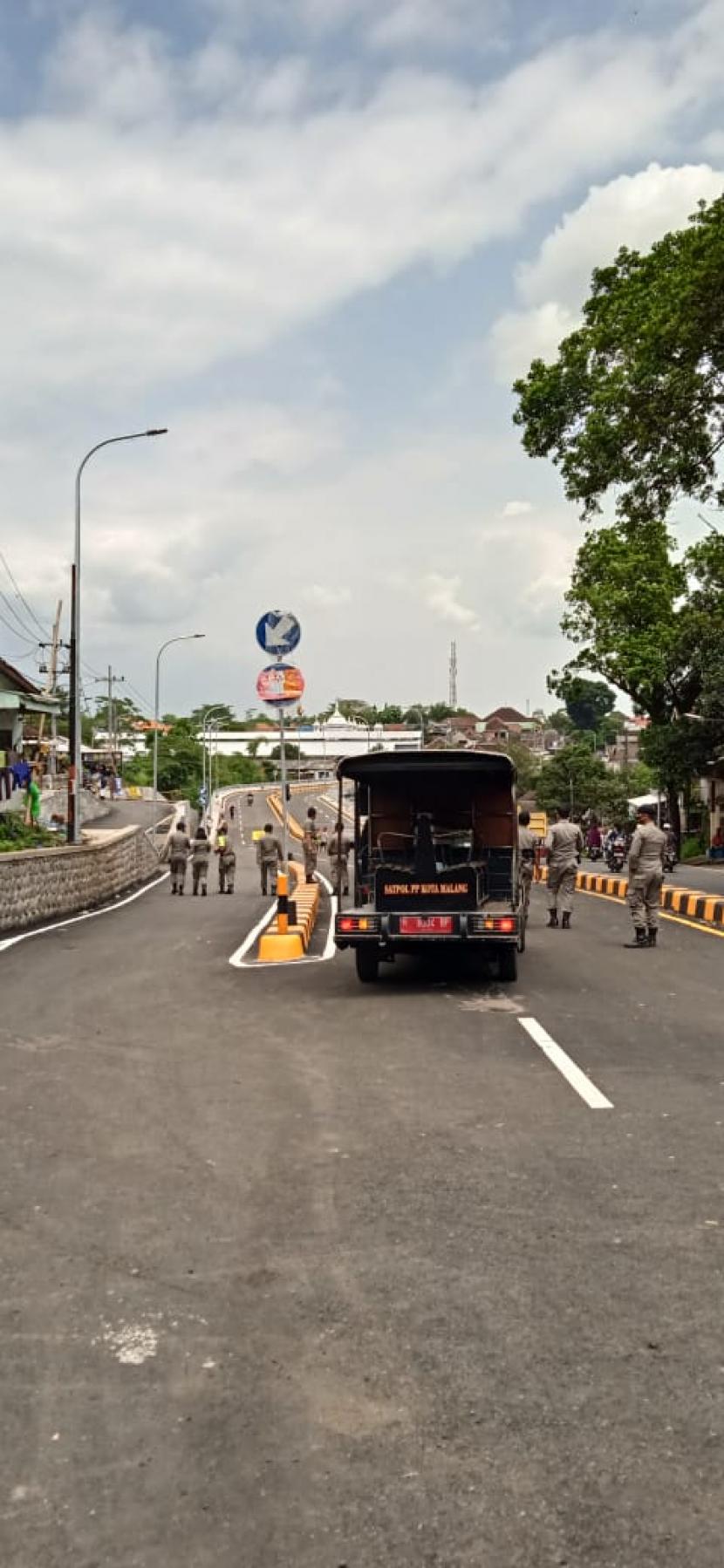 Satpol PP Kota Malang mulai melakukan penjagaan dan pengamanan di Jembatan Kedungkandang, Sabtu (26/12). 