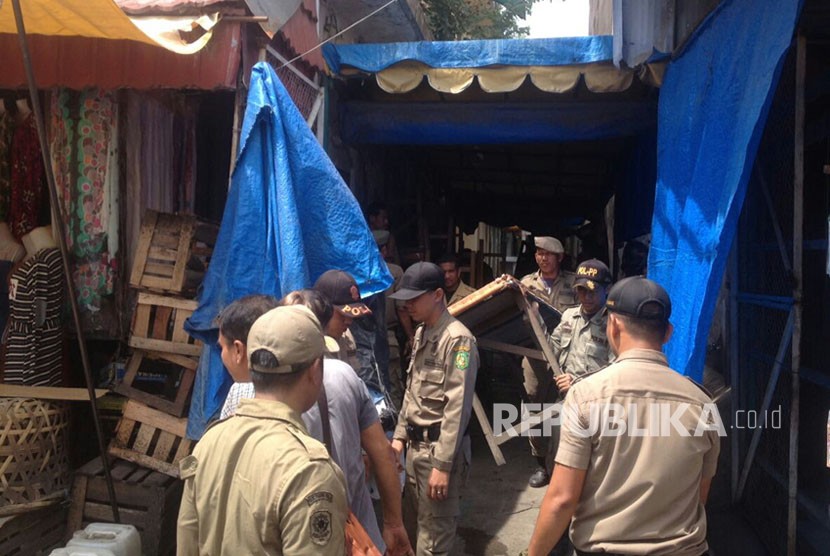 Satpol PP Kota Medan menggelar penertiban pedagang kaki lima di Pasar Petisah, Medan, Kamis (2/11).