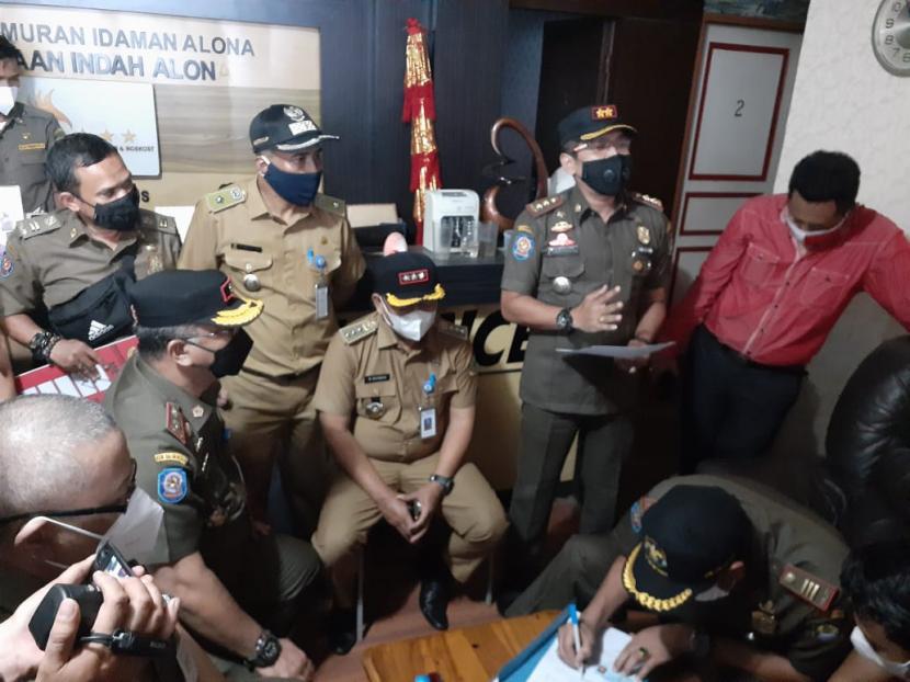 Satpol PP Kota Tangerang menyegel hotel milik Cynthiara Alona di Kawasan Larangan, Kota Tangerang, Senin (22/3), setelah terbukti menjadi lokasi prostitusi online.