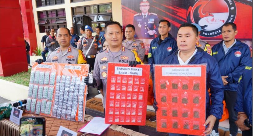 Satres Narkoba Polresta Bandung berhasil meringkus 20 orang pengedar narkotika di Kabupaten Bandung kurun waktu bulan Oktober. 