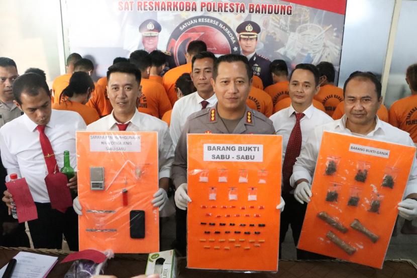 Satres Narkoba Polresta Bandung berhasil meringkus 25 tersangka pengedar narkotika dan minuman keras (miras) oplosan dari 15 kasus yang ditangani. Para pelaku diamankan selama operasi Antik Lodaya yang berlangsung pada 16 hingga 25 November.