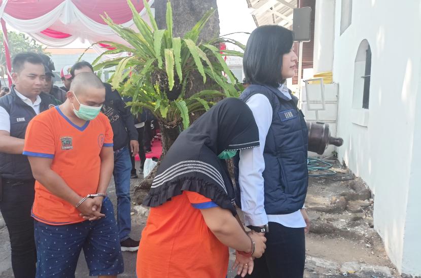 Satres Narkoba Polrestabes Surabaya menangkap sepasang suami istri berinisial MT (30) dan RT (28) terkait penyalahgunaan dan peredaran gelap narkotika. Keduanya ditangkap di salah satu hotel di Jalan Diponegoro, Surabaya pada Kamis (14/12/2023). 