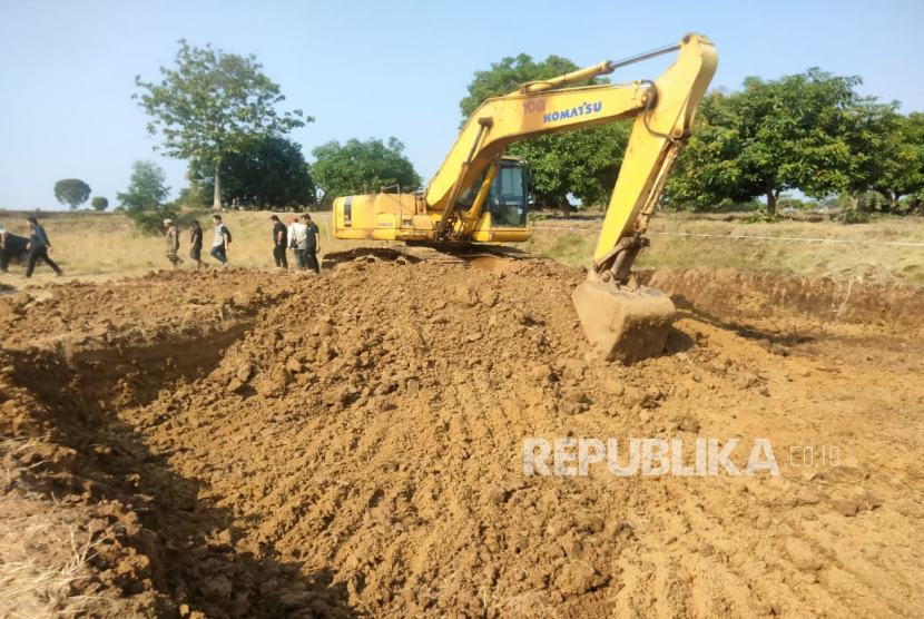 Satreskrim Polres Indramayu membongkar pertambangan ilegal di Desa Loyang, Kecamatan Cikedung, Kabupaten Indramayu pada Jumat (25/9/2025) kemarin. Dalam kasus itu, polisi mengamankan tujuh orang pelaku beserta sejumlah barang bukti. 