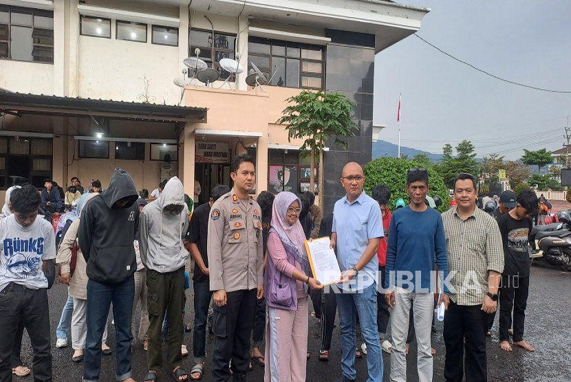 Satreskrim Polres Sumedang berhasil mengamankan 29 orang pelajar dan alumni yang terlibat tawuran antara SMK YPGU Sumedang dan SMK BPI Cileunyi, Kabupaten Bandung, Kamis (12/6/2025) di wilayah Cadas Pangeran. Sebanyak 8 orang pelajar ditetapkan sebagai tersangka karena membawa senjata tajam, Sabtu (14/2025).