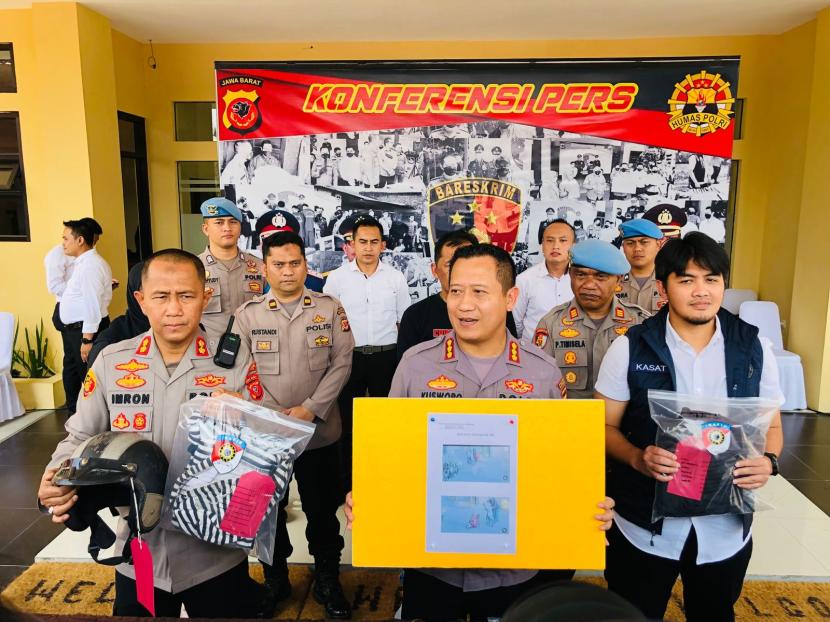 Satreskrim Polresta Bandung berhasil menangkap dua orang begal berinisial JI dan anak di bawah umur yang beraksi di siang bolong di Kompleks Taman Cibaduyut Indah (TCI) pada Sabtu (29/8/2023) lalu. Kedua pelaku diketahui memiliki hubungan darah yaitu seorang ayah dan anak.