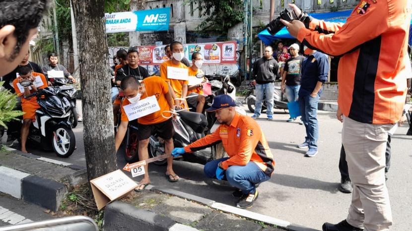 Satreskrim Polresta Yogyakarta menggelar proses rekonstruksi terkait kejahatan jalanan di Jalan Tentara Pelajar, Bumijo, Jetis, Kota Yogyakarta, Senin (10/4/2023).