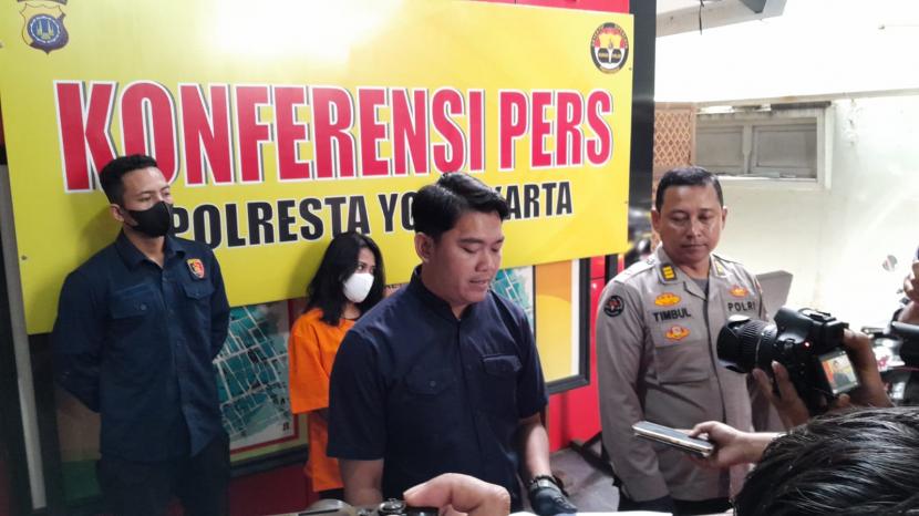 Satreskrim Polresta Yogyakarta merilis penganiayaan terhadap remaja usia 17 tahun oleh perempuan asal Kota Yogyakarta berinisial RK (25) di Mapolresta Yogyakarta, Selasa (28/2).