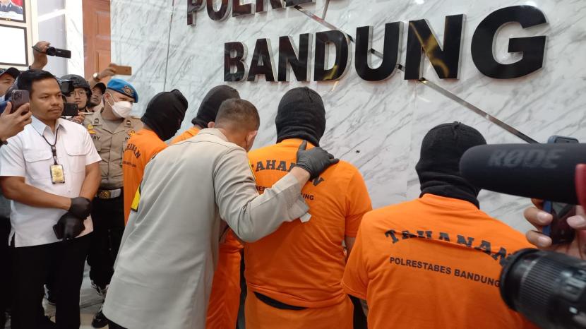 Satreskrim Polrestabes Bandung bersama unit reskrim Polsek Cinambo berhasil menangkap empat orang pelaku penyekapan terhadap dua orang asisten rumah tangga (ART) dan satu orang bocah berusia 14 tahun di perumahan Bandung Timur Regency, Rabu (7/2/2024) lalu. 
