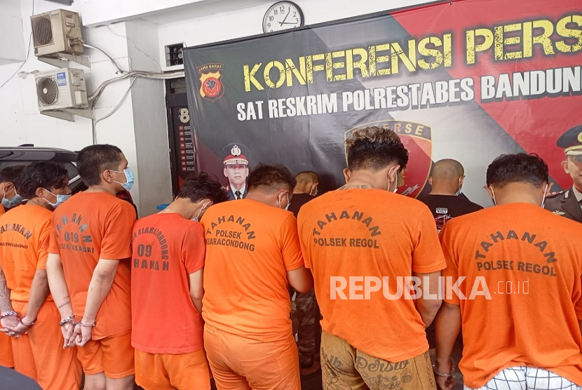 Satreskrim Polrestabes Bandung menetapkan 11 orang pelaku aksi premanisme sebagai tersangka, Senin (19/5/2025). Mereka terbukti melakukan aksi pemalakan, serta meminta pungutan liar (pungli) kepada pengendara motor dan mobil dan memiliki narkotika jenis ganja.