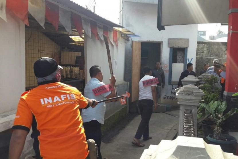 Satreskrim Polrestabes Bandung menggelar prarekonstruksi penganiayaan komandan brigade PP Persis di Blok Sawah, Kelurahan Cigondewah Kidul, Kecamatan Bandung Kulon, Kota Bandung, Jumat (2/2)