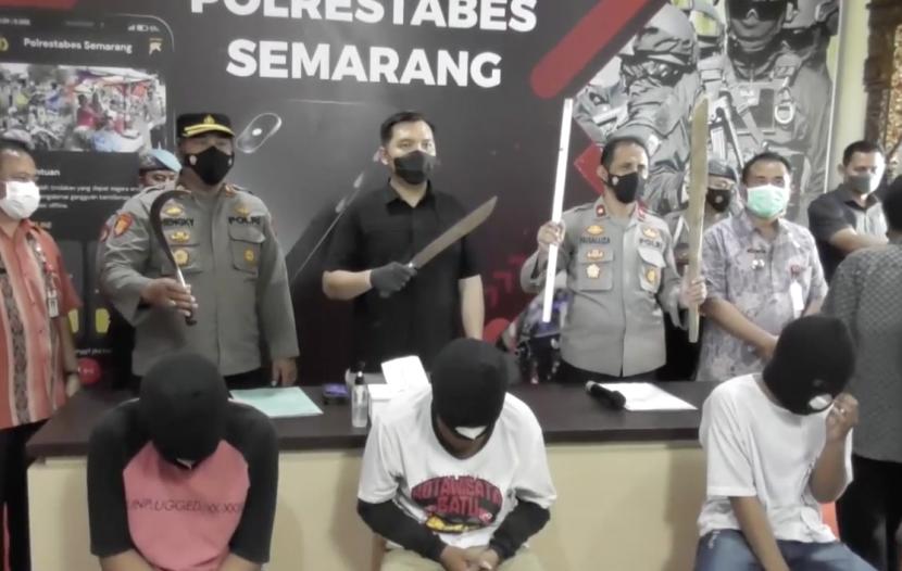 Satreskrim Polrestabes Semarang menangkap tiga remaja yang melakukan penyerangan menggunakan senjata tajam kepada pengendara motor atau dikenal sebagai klitih.