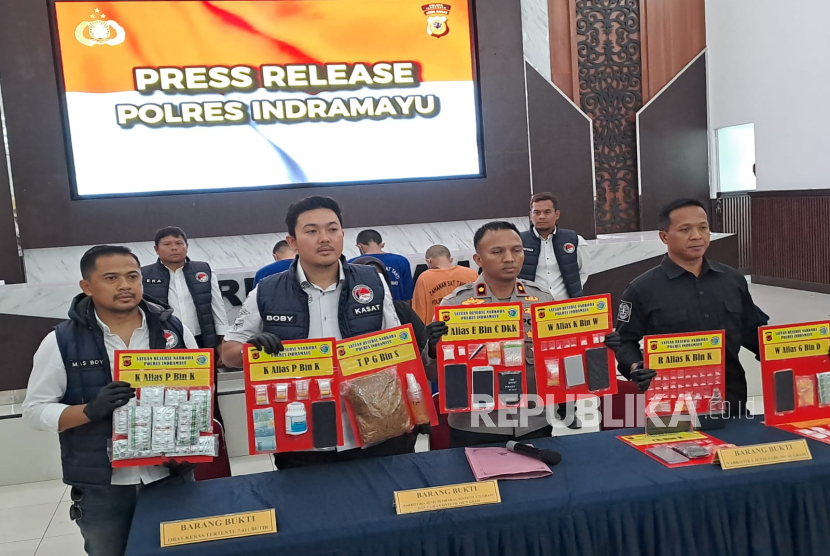 Satresnarkoba Polres Indramayu berhasil mengungkap 18 kasus tindak pidana narkoba selama periode 24 Agustus hingga 9 Oktober 2025. Dari pengungkapan itu, polisi mengamankan 21 orang tersangka. 