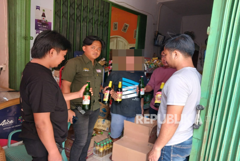 Satresnarkoba Polres Indramayu mengamankan ratusan botol minuman keras dari sejumlah warung, Rabu (11/12/2024). 