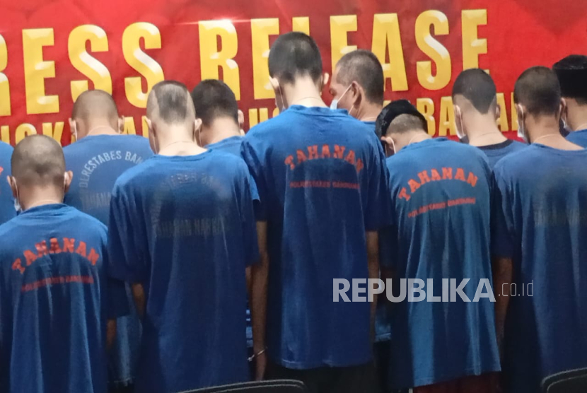 Satresnarkoba Polrestabes Bandung menangkap 51 pengedar narkoba dari 38 kasus yang berhasil diungkap selama dua pekan di bulan Juni tahun 2025. Barang bukti yang disita mulai dari tembakau sintetis sebanyak 1.032,65 gram, 858 gram sabu, ekstasi 2.859 butir dan obat tertentu 31 ribu butir. 