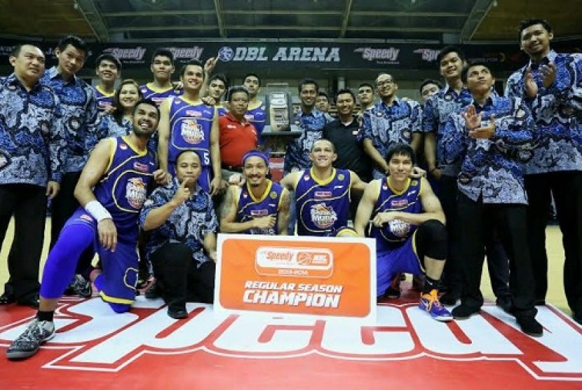 Satria Muda BritAma Jakarta memastikan gelar juara musim reguler Speedy NBL Indonesia Musim 2013-2014 setelah memenangkan laga terakhirnya melawan Bimasakti Nikko Steel Malang di DBL Arena Surabaya.