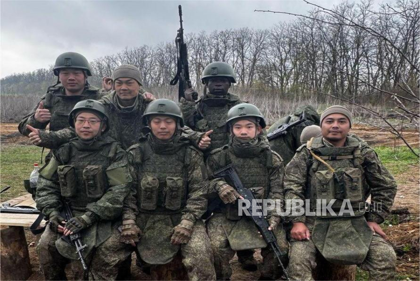 Satriya Arta Kumbara (duduk kanan), mantan prajurit Marinir TNI AL bergabung menjadi Angkatan Darat Rusia berperang melawan Ukraina.