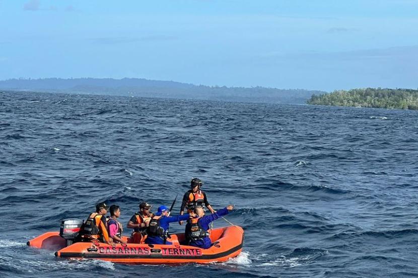 Satu anak buah kapal (ABK) Kapal LCT Modern Putra yang tenggelam di Tanjung Liboba, Halmahera Selatan ditemukan dalam kondisi meninggal dunia, Senin (7/8/2023). 