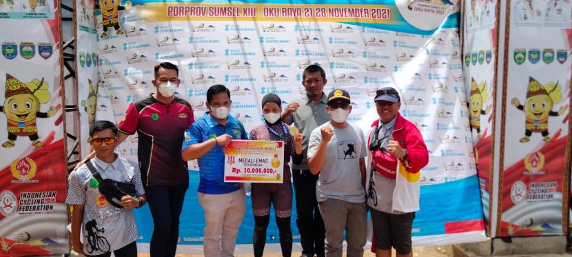 Satu Atlet Balap Sepeda Kabupaten Musi Banyuasin atas nama Sofi Intan Fajrianti berhasil menyumbangkan medali emas untuk Musi Banyuasin (Muba), Selasa (23/11)