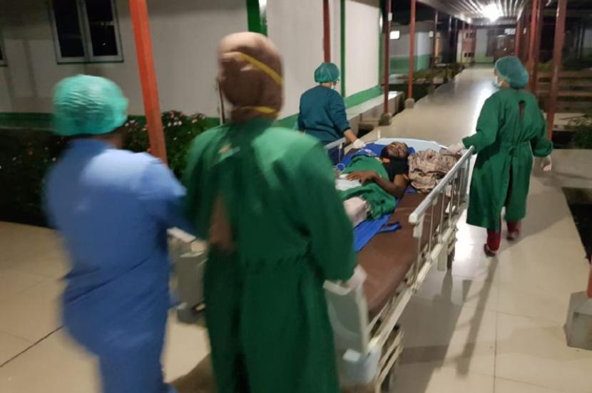 Satu dari dua warga kampung Okpol, Distrik Oksibil, Kabupaten Pegunungan Bintang, yang terluka akibat ditembak KKB, Senin (18/9/2023) malam.