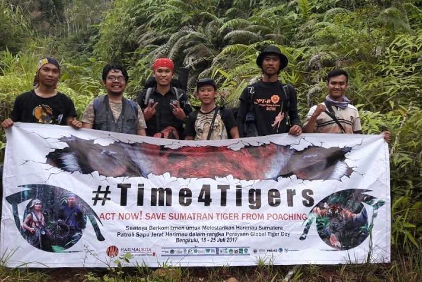 Satu dari enam tim yang melakukan kegiatan sapu jerat di kantong habitat harimau sumatera, Bengkulu. 