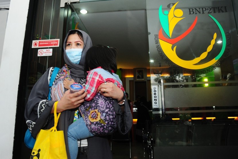 Satu dari sebelas Tenaga Kerja Wanita (TKW) yang dipulangkan dari Arab Saudi berjalan keluar dari pintu Kantor Badan Nasional Penempatan dan Perlindungan Tenaga Kerja Indonesia (BP3TKI) Pontianak, Pontianak, Kalbar, Kamis (12/11). 