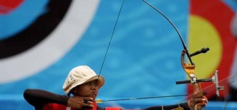 Satu dari tiga atlet panahan nomor recurve beregu putri, Ika Yuliana Rochmawati berkonsentrasi, membidik sasaran saat babak final SEA Games XXVI di Lapangan Panahan Senayan, Jakarta, Kamis (17/11). 