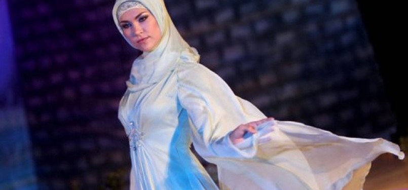 Satu desain busana muslim Bosnia yang diperagakan di Dubai