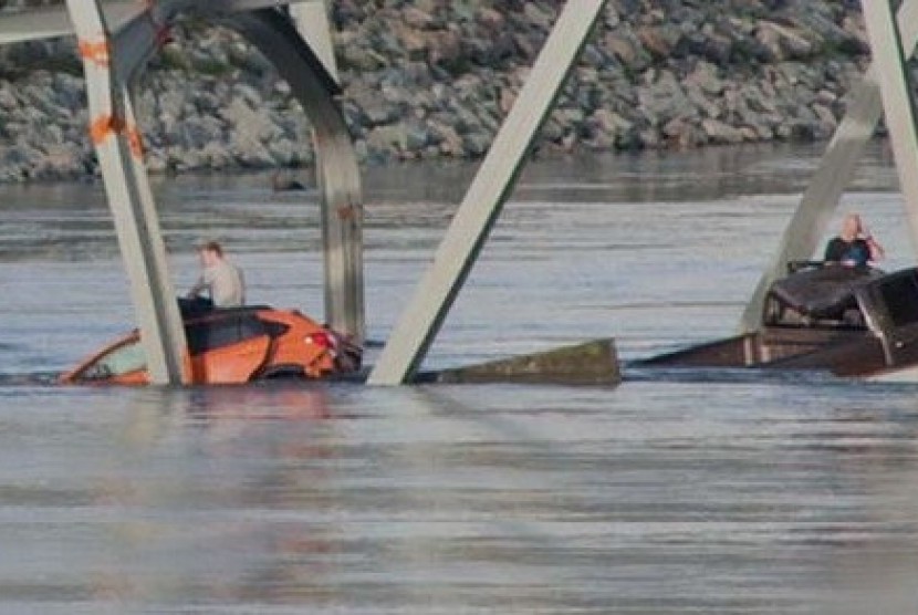 Satu jembatan ambruk di baratlaut Washington menyebabkan sejumlah mobil tercebur sungai.