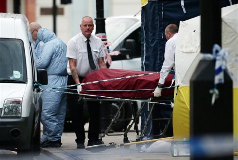 Satu jenazah dipindah dari lokasi penusukan di Russell Square, London tengah, Kamis, 4 Agustus 2016.