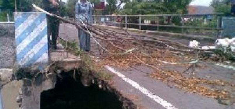 Satu kasus kerusakan jembatan di Bekasi yang membahayakan