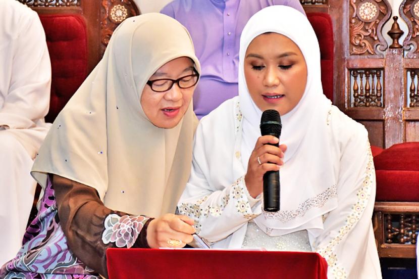 Satu keluarga Filipina di Brunei Drussalam memilih memeluk agama Islam dan mengucapkan dua kalimat syahadat.
